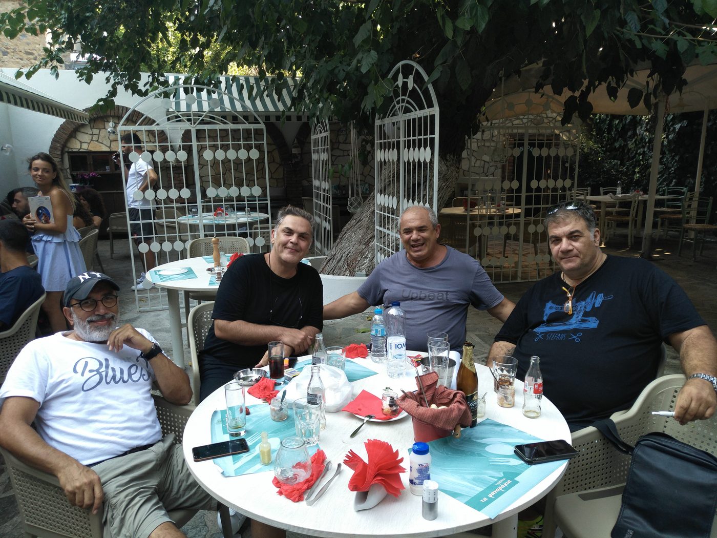 Ο Σταρόβας με την παρέα του στην αυλή των Φαναρακιών